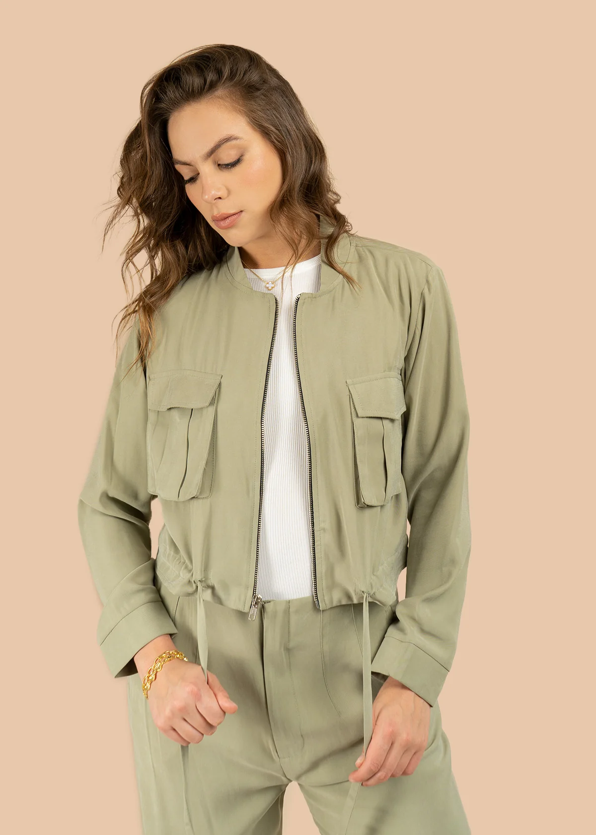 Chaqueta color verde estilo corto con lazo ajustable en cintura 106350 - Image 3