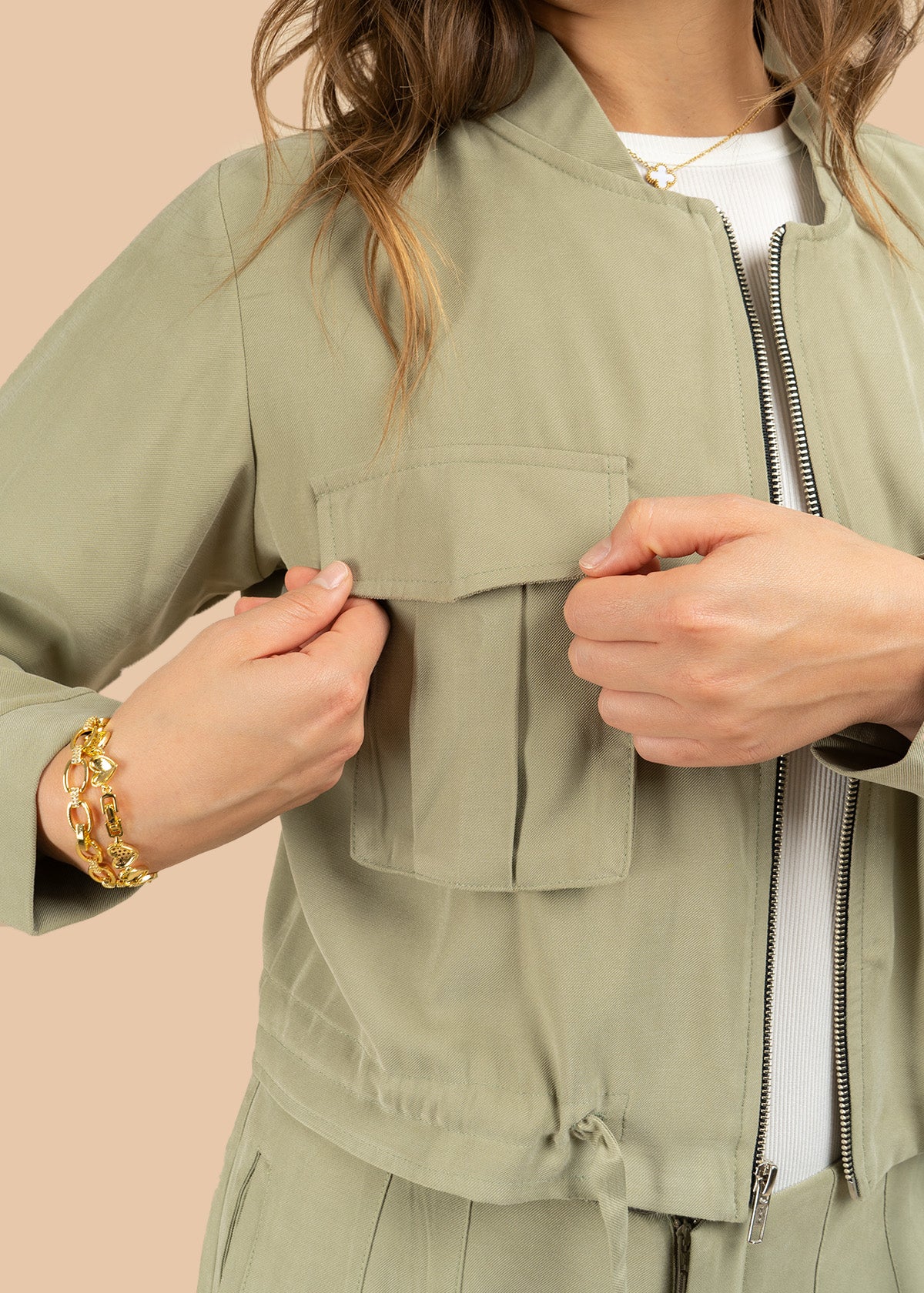 Chaqueta color verde estilo corto con lazo ajustable en cintura 106350 - Image 4