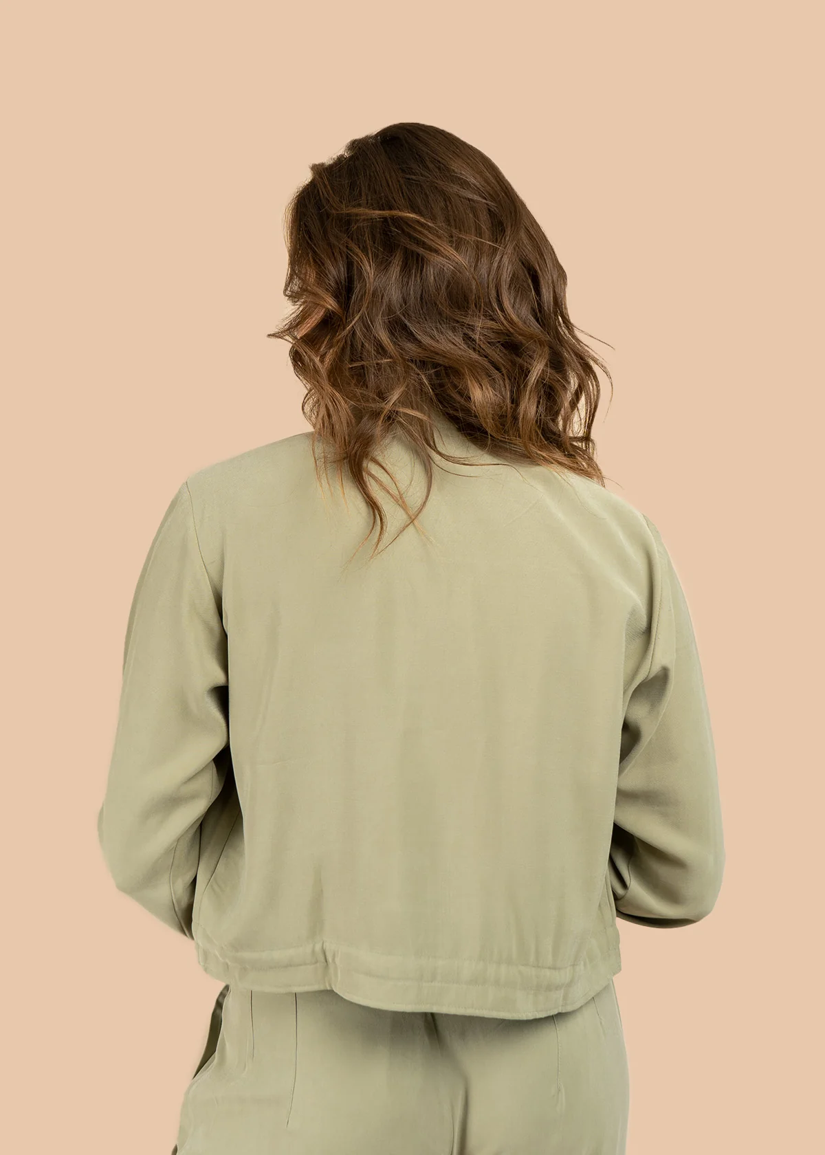 Chaqueta color verde estilo corto con lazo ajustable en cintura 106350 - Image 5