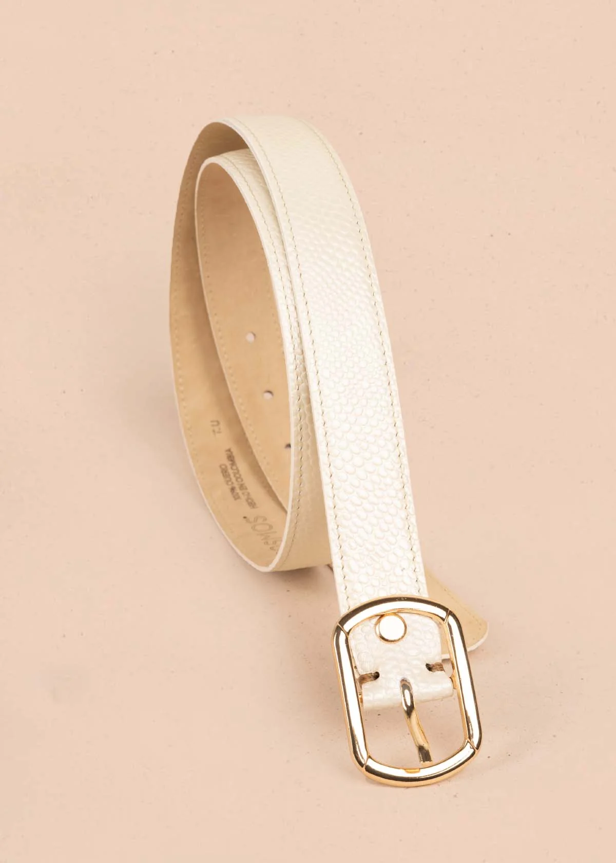 Cinturón en cuero color beige con textura croco 105640 - Image 3