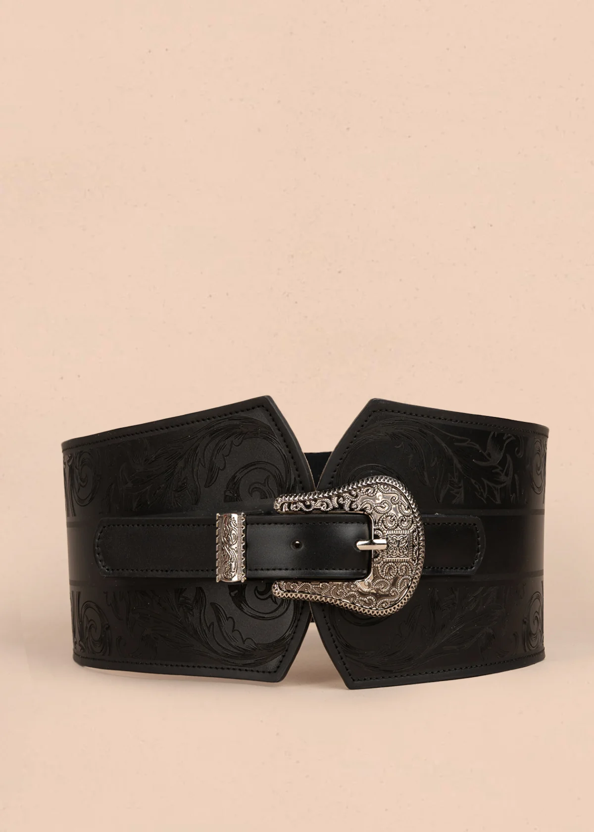 Cinturón en cuero negro con hebilla plateada y grabado floral en relive 105889