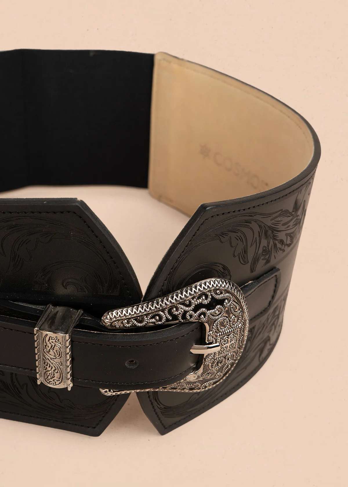 Cinturón en cuero negro con hebilla plateada y grabado floral en relive 105889 - Image 3