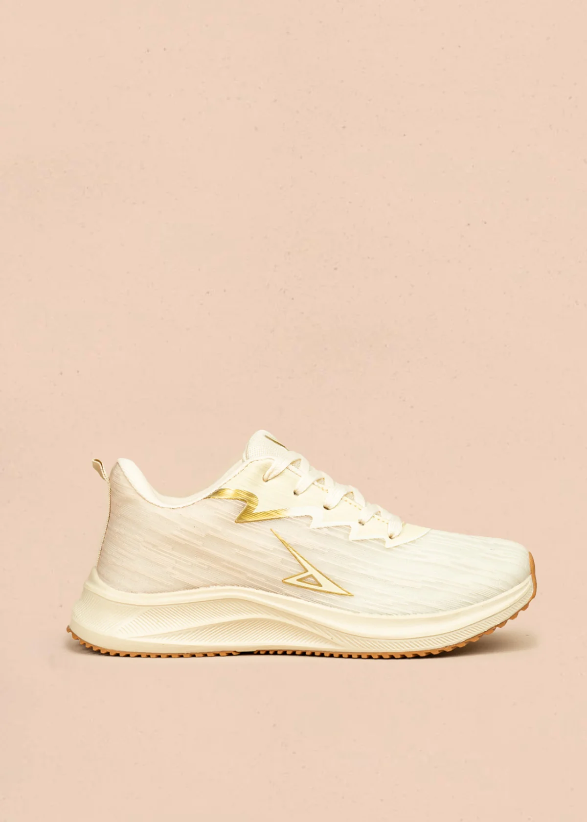 Tenis deportivos color beige con detalles dorados 106451
