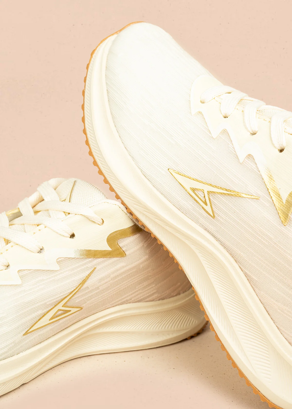 Tenis deportivos color beige con detalles dorados 106451 - Image 2