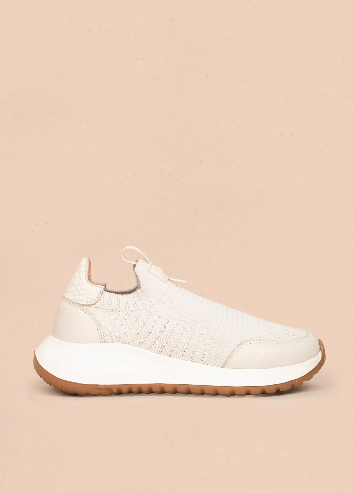 Tenis casuales en cuero color beige en malla 106114
