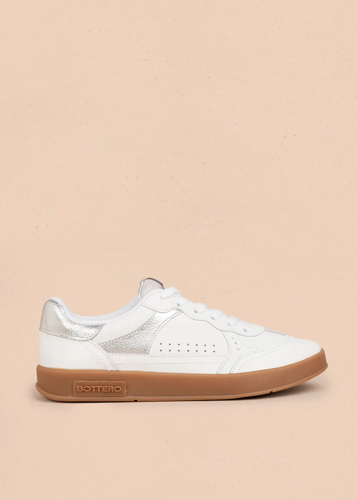 Deportivo en cuero color blanco con diseño perforado 105974