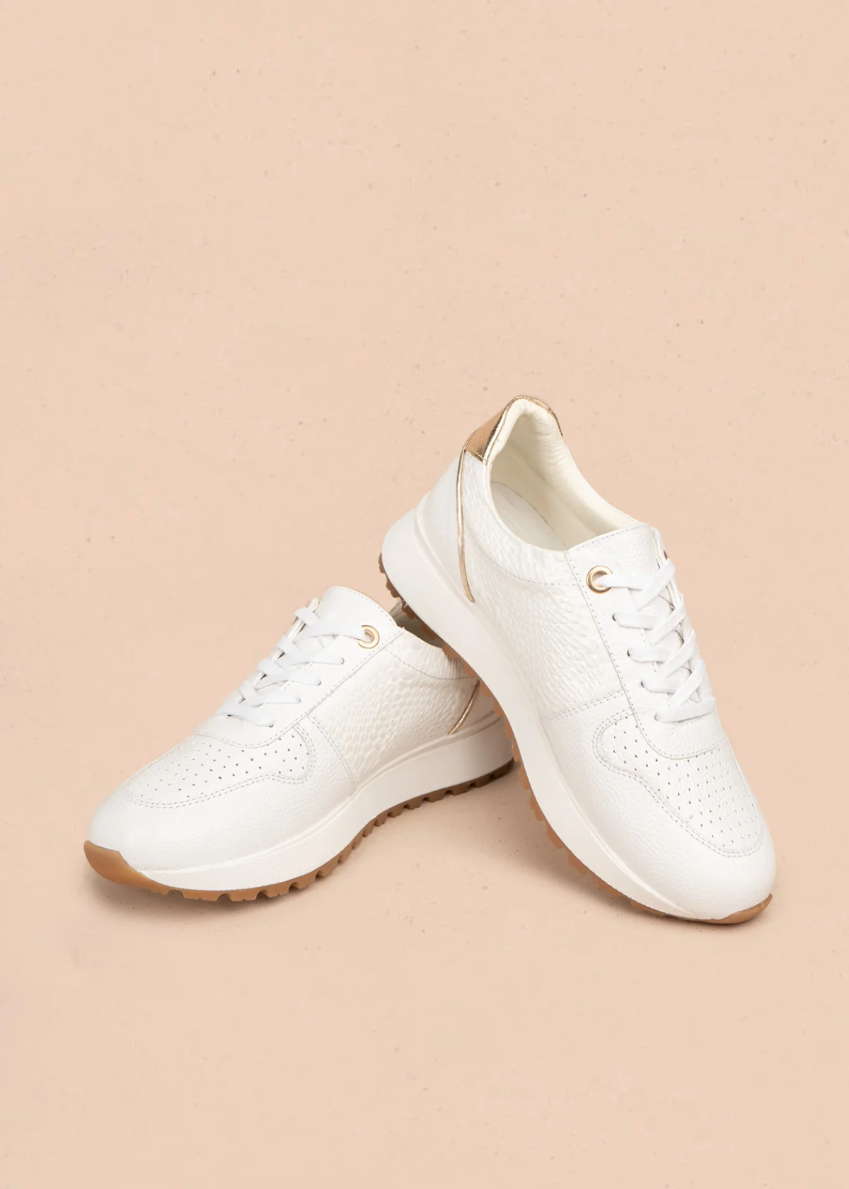 Tenis deportivos de cuero color blanco con laterales textura tipo reptil 106469 - Image 2