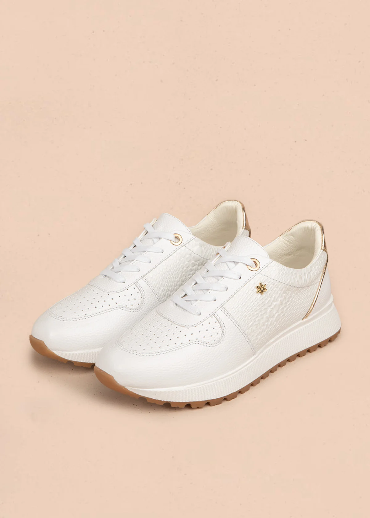 Tenis deportivos de cuero color blanco con laterales textura tipo reptil 106469 - Image 3