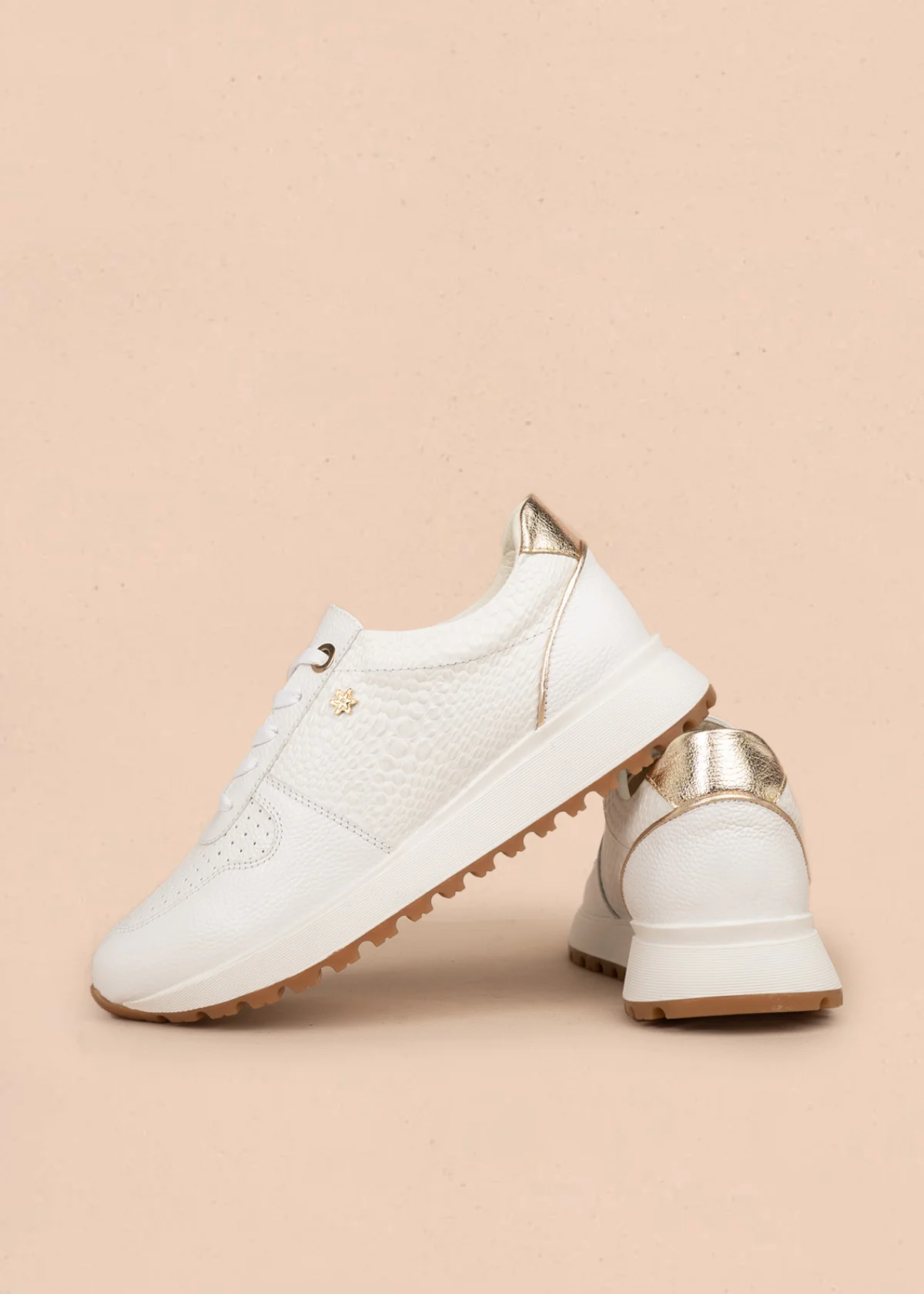 Tenis deportivos de cuero color blanco con laterales textura tipo reptil 106469 - Image 5