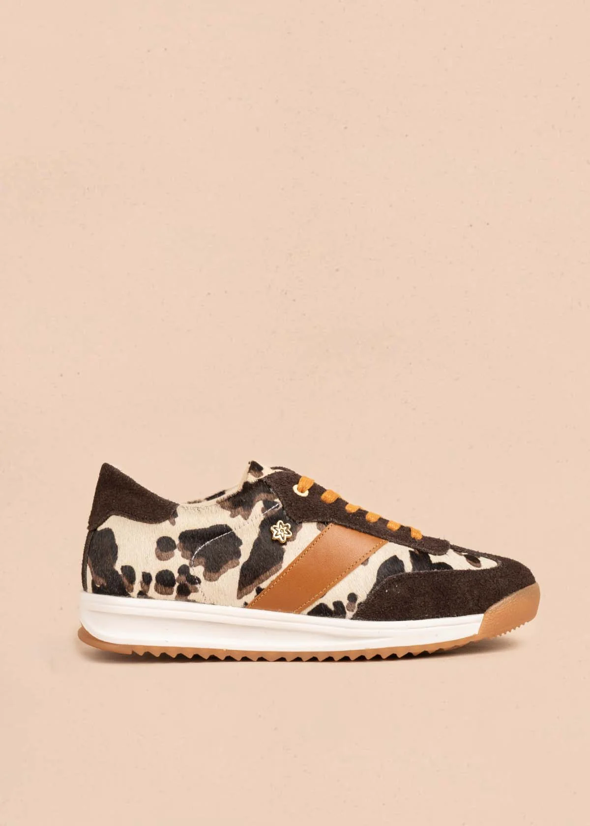 Deportivo en cuero color café con detalles animal print y toques naranja 106049