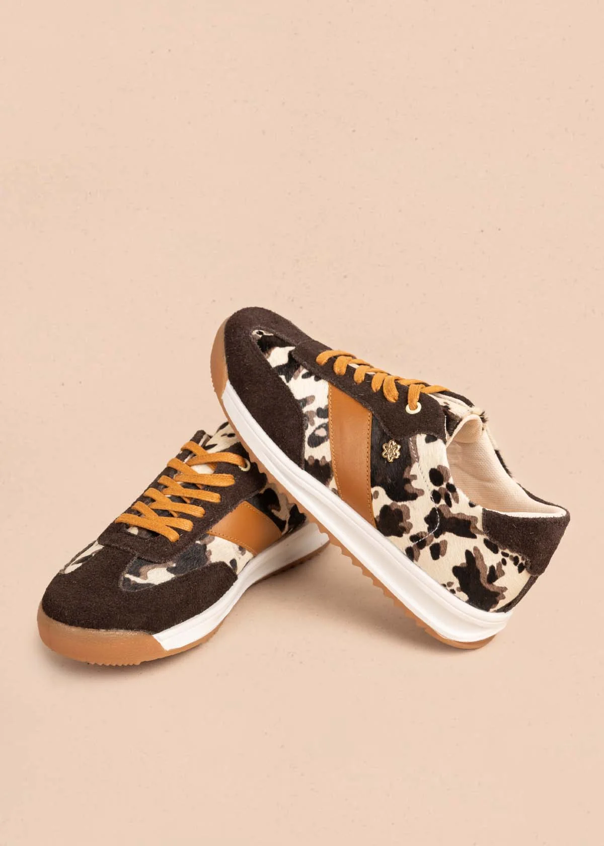 Deportivo en cuero color café con detalles animal print y toques naranja 106049 - Image 4