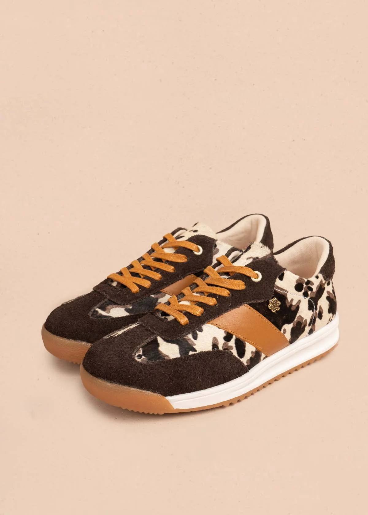 Deportivo en cuero color café con detalles animal print y toques naranja 106049 - Image 5