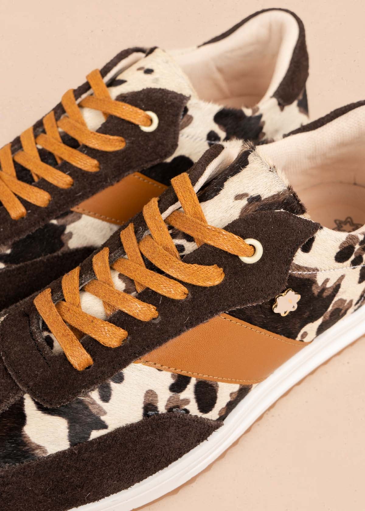 Deportivo en cuero color café con detalles animal print y toques naranja 106049 - Image 6