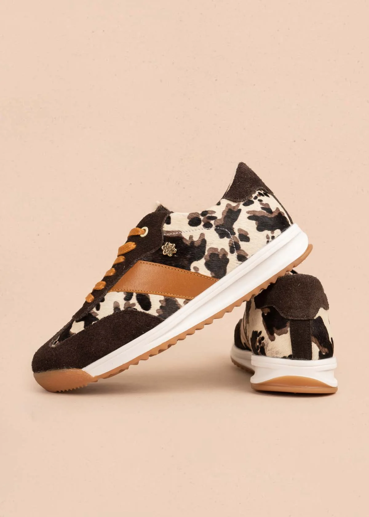 Deportivo en cuero color café con detalles animal print y toques naranja 106049 - Image 7