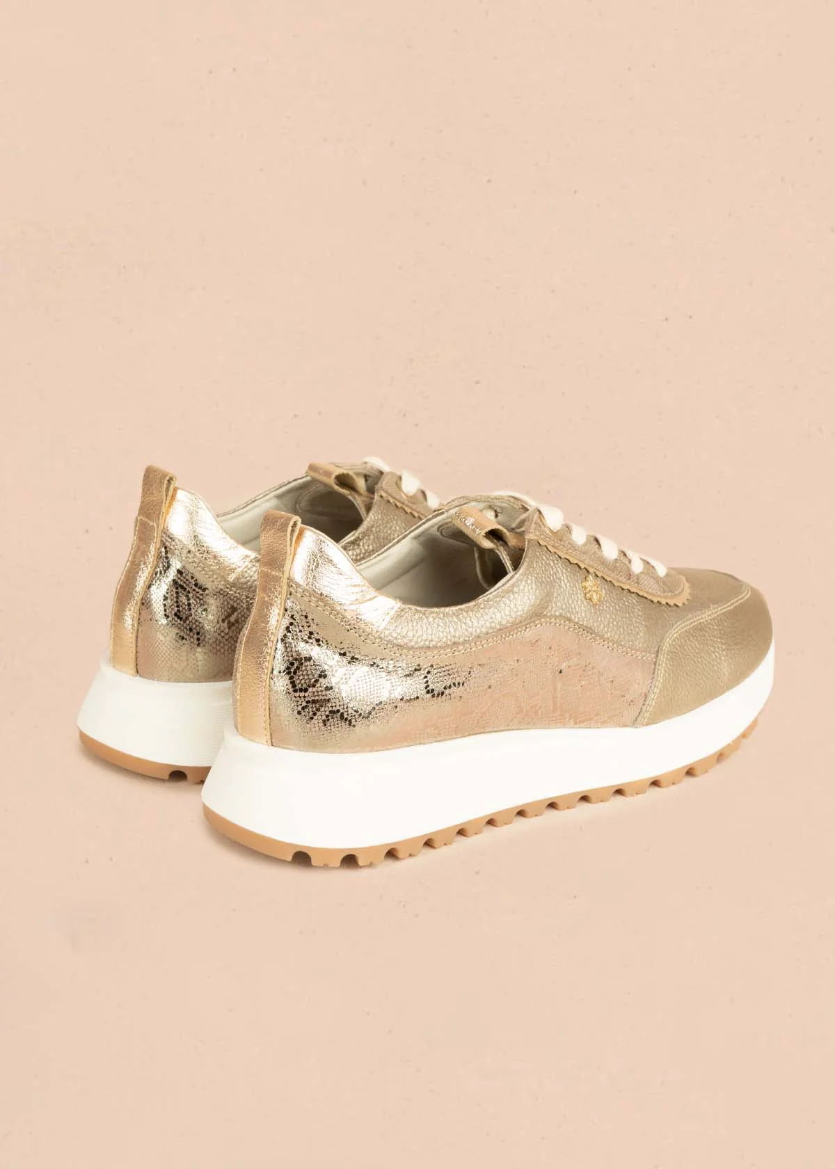 Tenis casuales en cuero color cañón fusil con detalles en dorado 106023 - Image 6