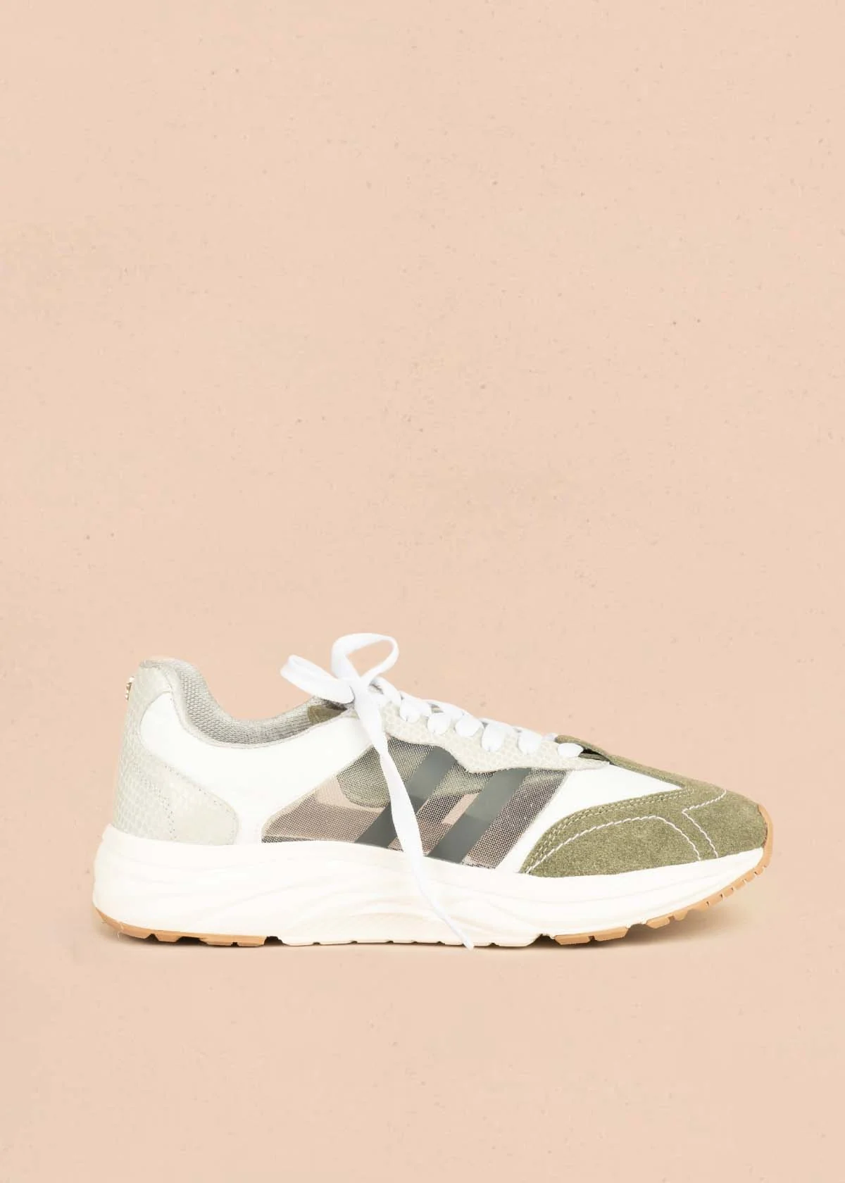 Tenis casuales en cuero color gris con capellada carnaza verde 106026