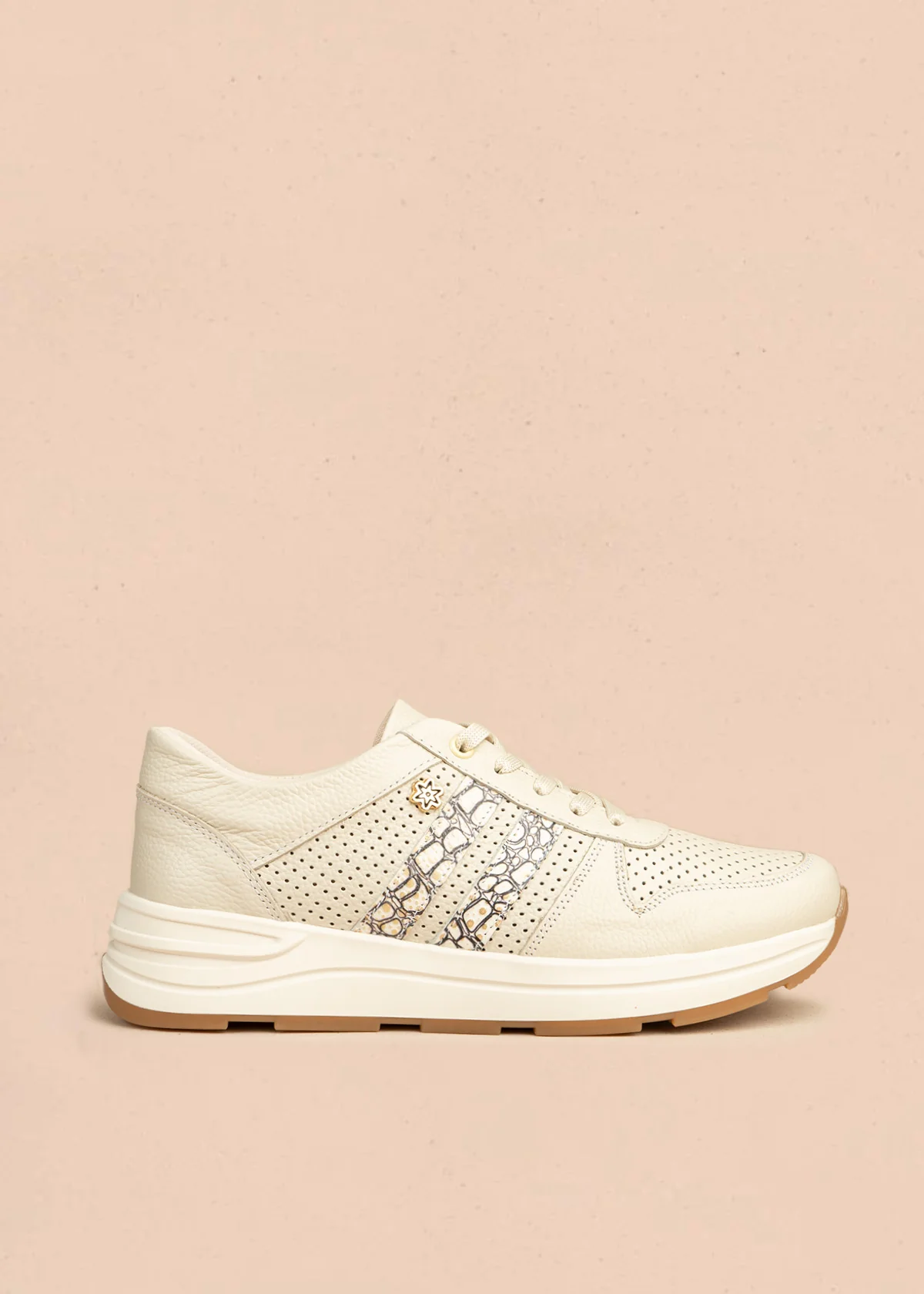 Tenis deportivos de cuero color marfil con textura pitón y microperforaciones 106553