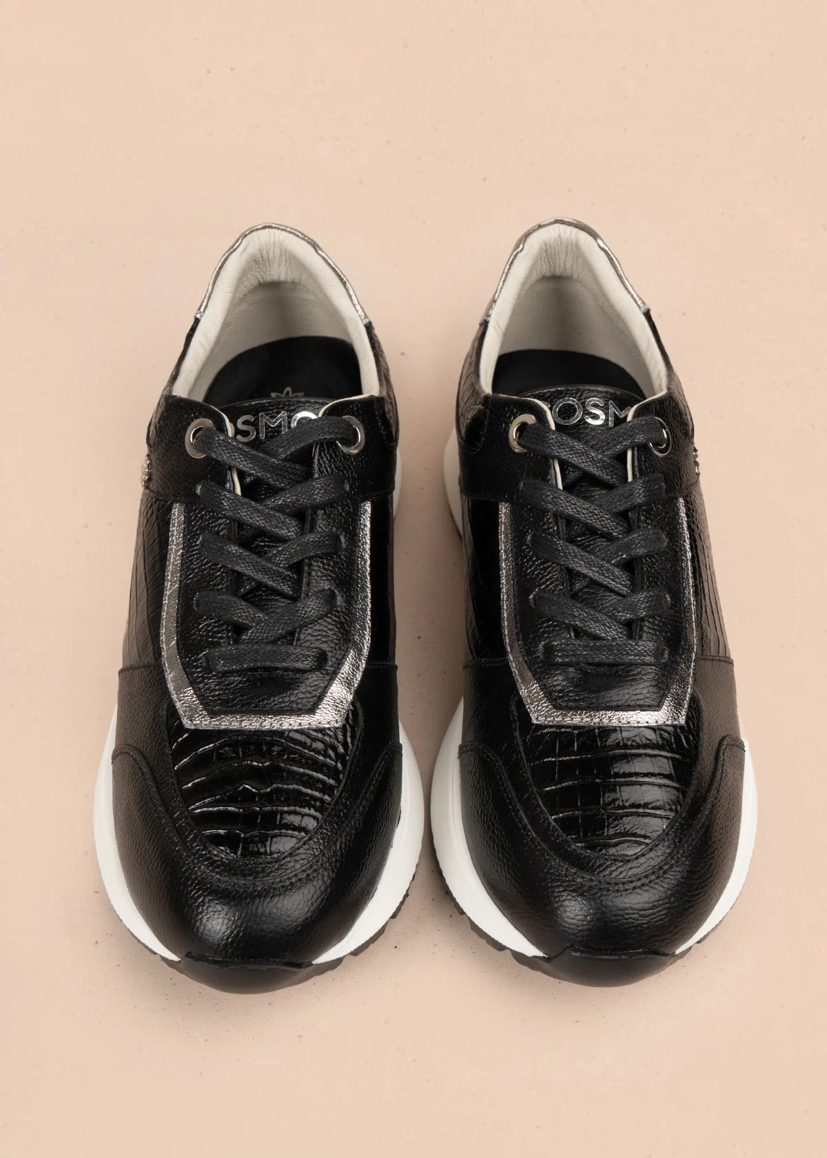 Tenis casuales en cuero color negro con suela dentada y diseño texturizado 106022 - Image 3