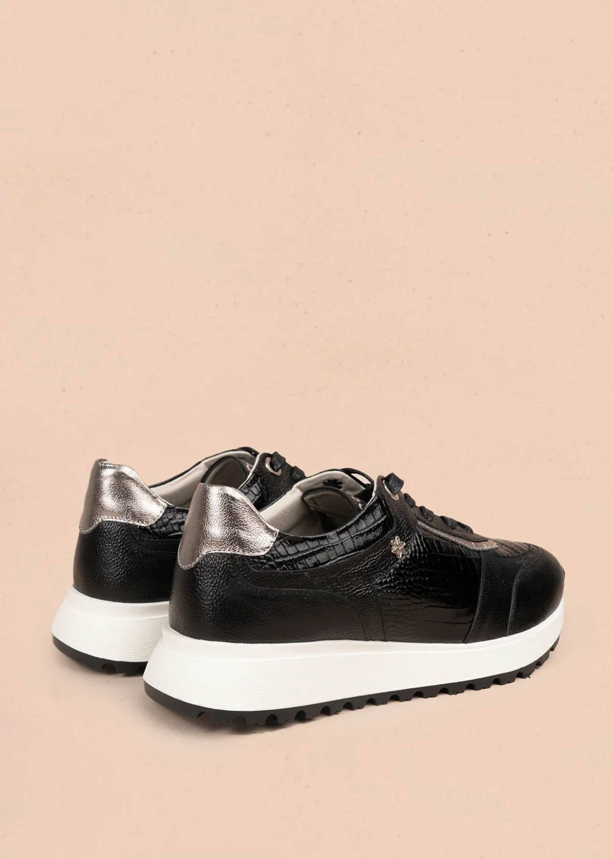 Tenis casuales en cuero color negro con suela dentada y diseño texturizado 106022 - Image 4