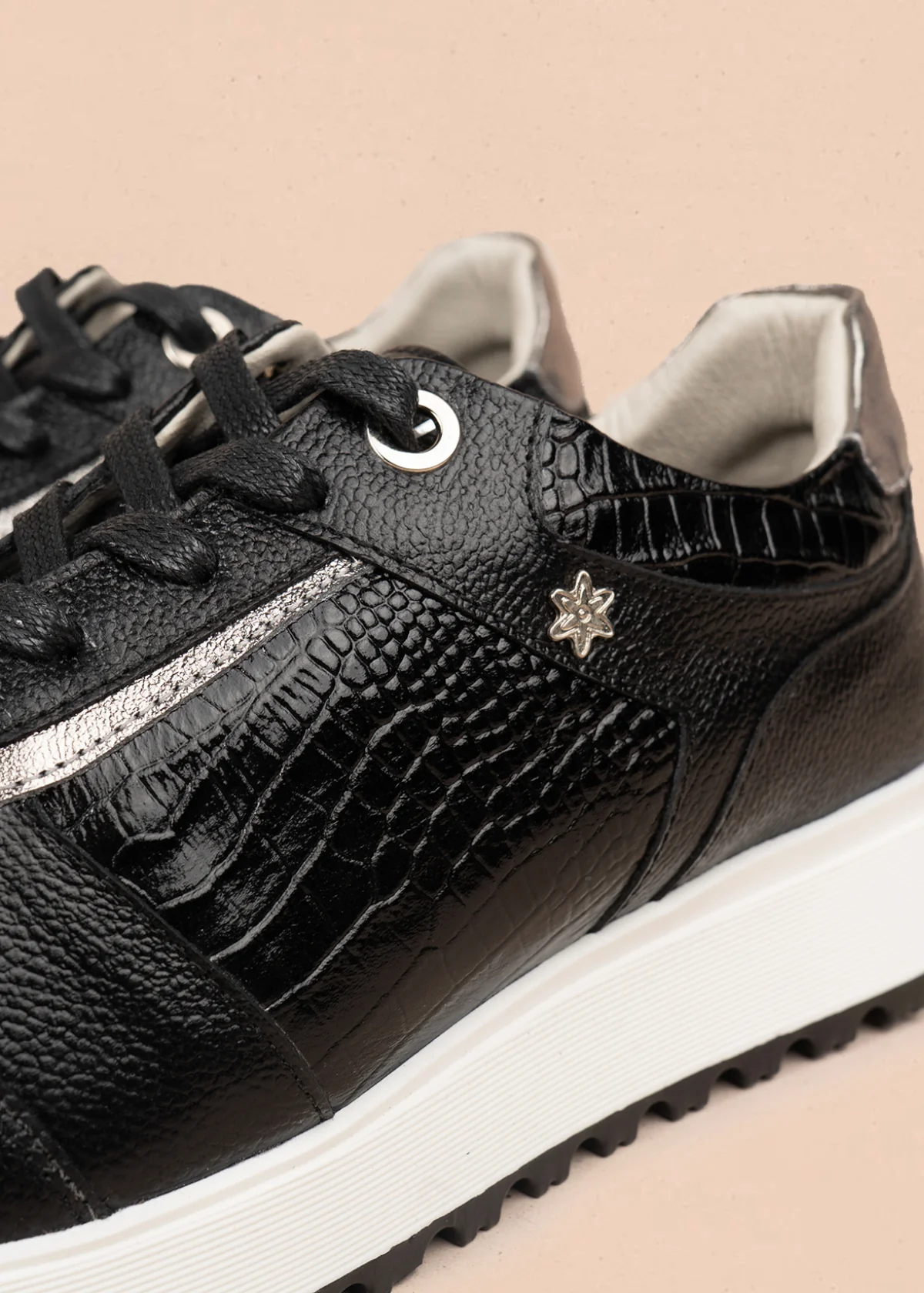Tenis casuales en cuero color negro con suela dentada y diseño texturizado 106022 - Image 5
