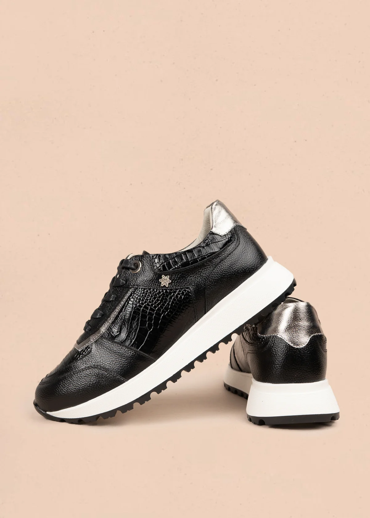 Tenis casuales en cuero color negro con suela dentada y diseño texturizado 106022 - Image 6
