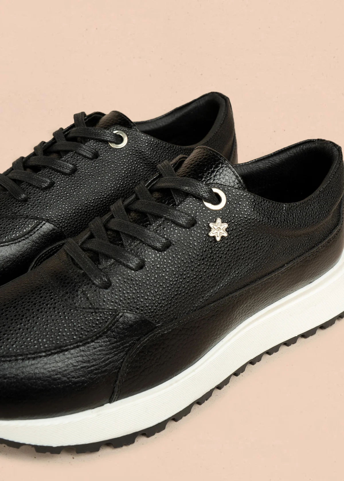 Tenis casuales de cuero color negro 106468 - Image 3