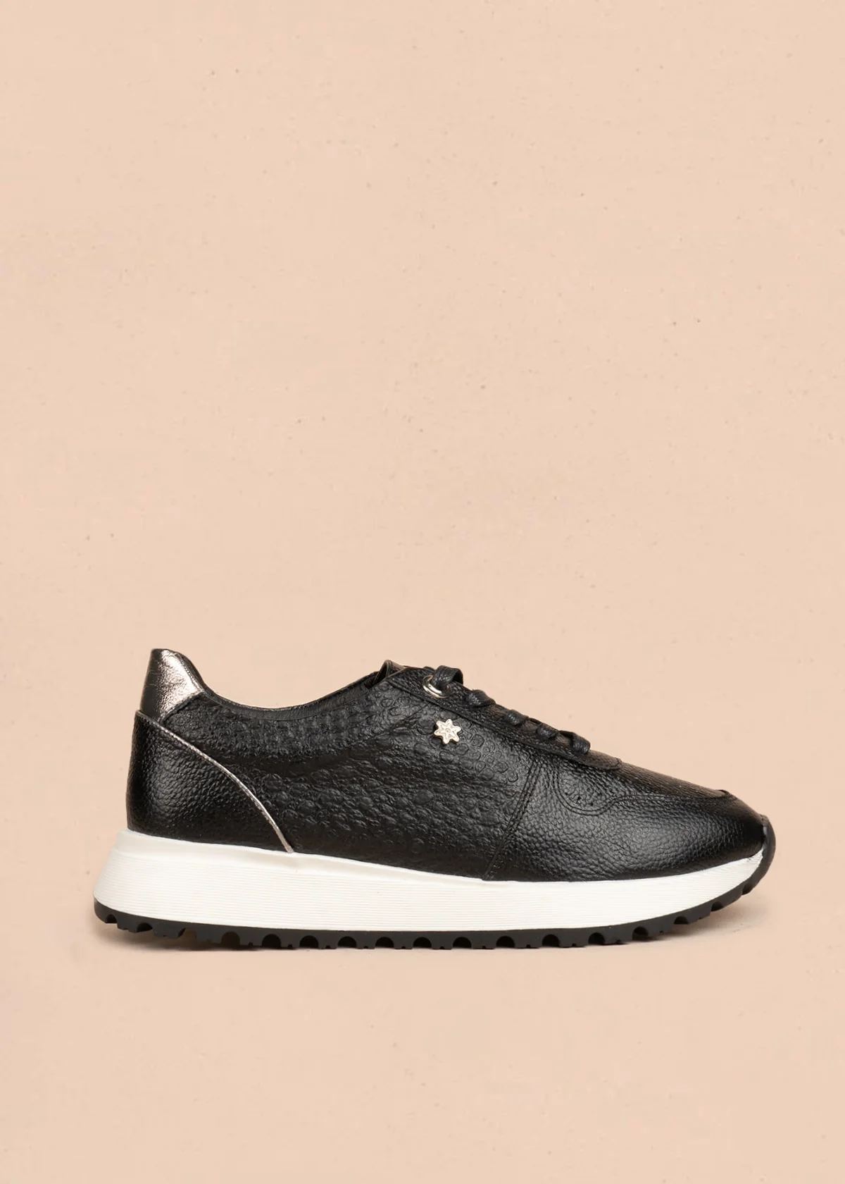 Tenis deportivos de cuero color negro con laterales textura tipo reptil 106469