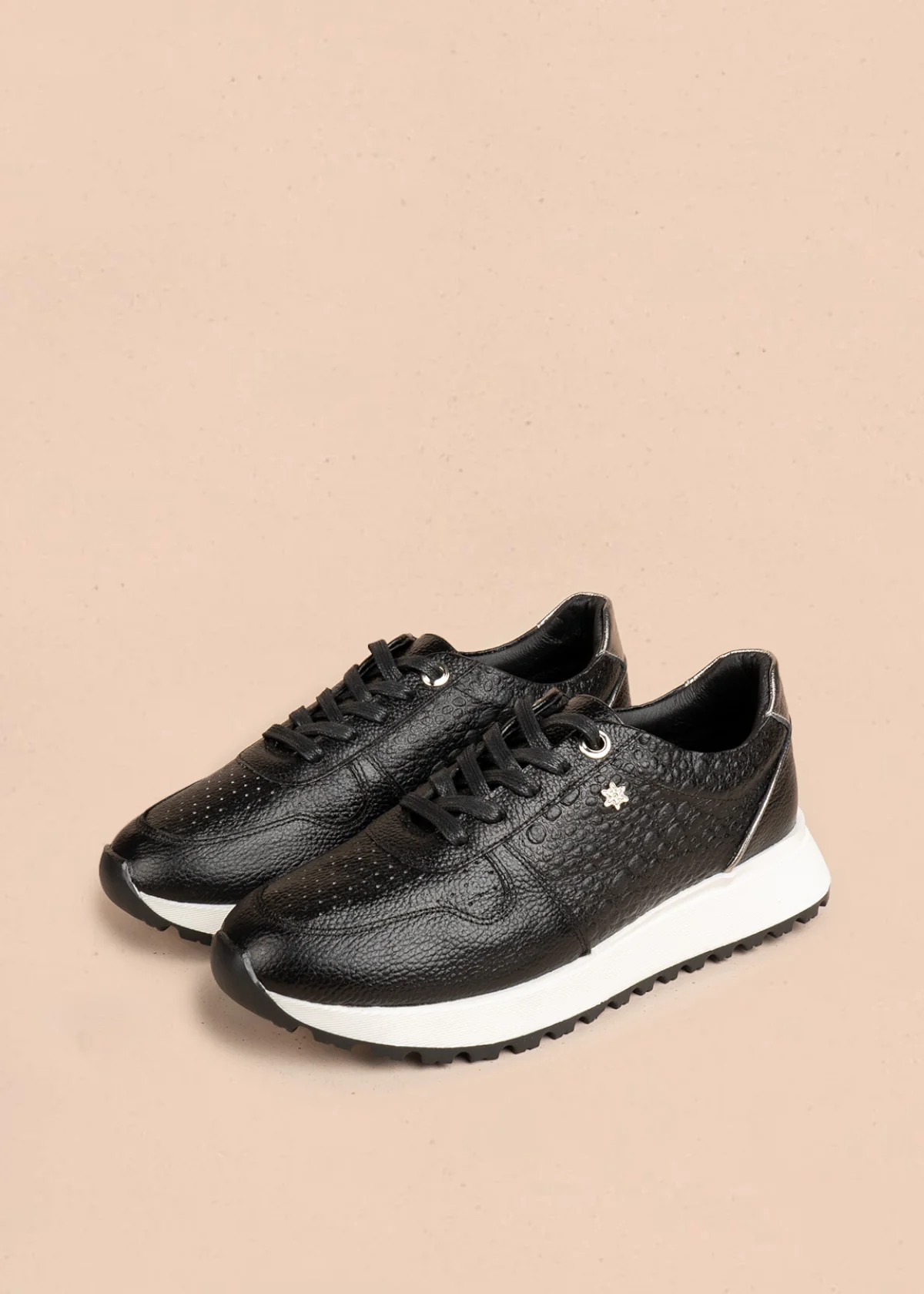 Tenis deportivos de cuero color negro con laterales textura tipo reptil 106469 - Image 2
