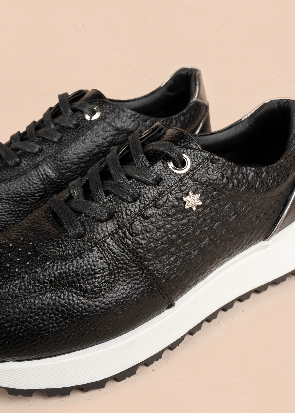 Tenis deportivos de cuero color negro con laterales textura tipo reptil 106469 - Image 3