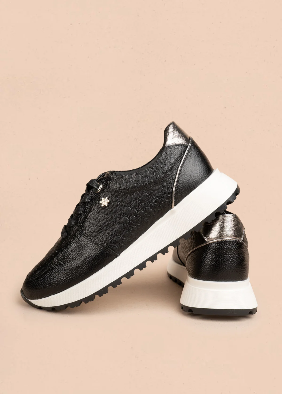 Tenis deportivos de cuero color negro con laterales textura tipo reptil 106469 - Image 4