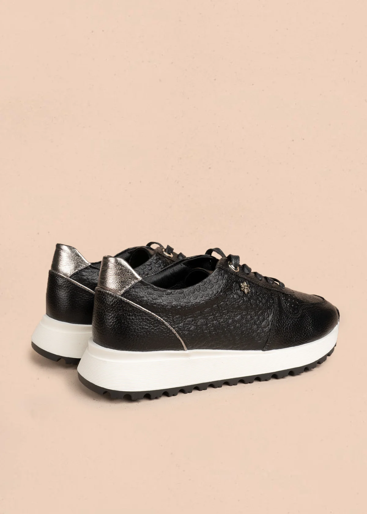 Tenis deportivos de cuero color negro con laterales textura tipo reptil 106469 - Image 5