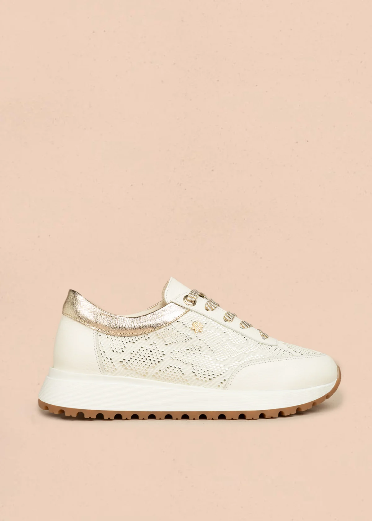 Tenis casuales de cuero color talco con detalles dorados 106485