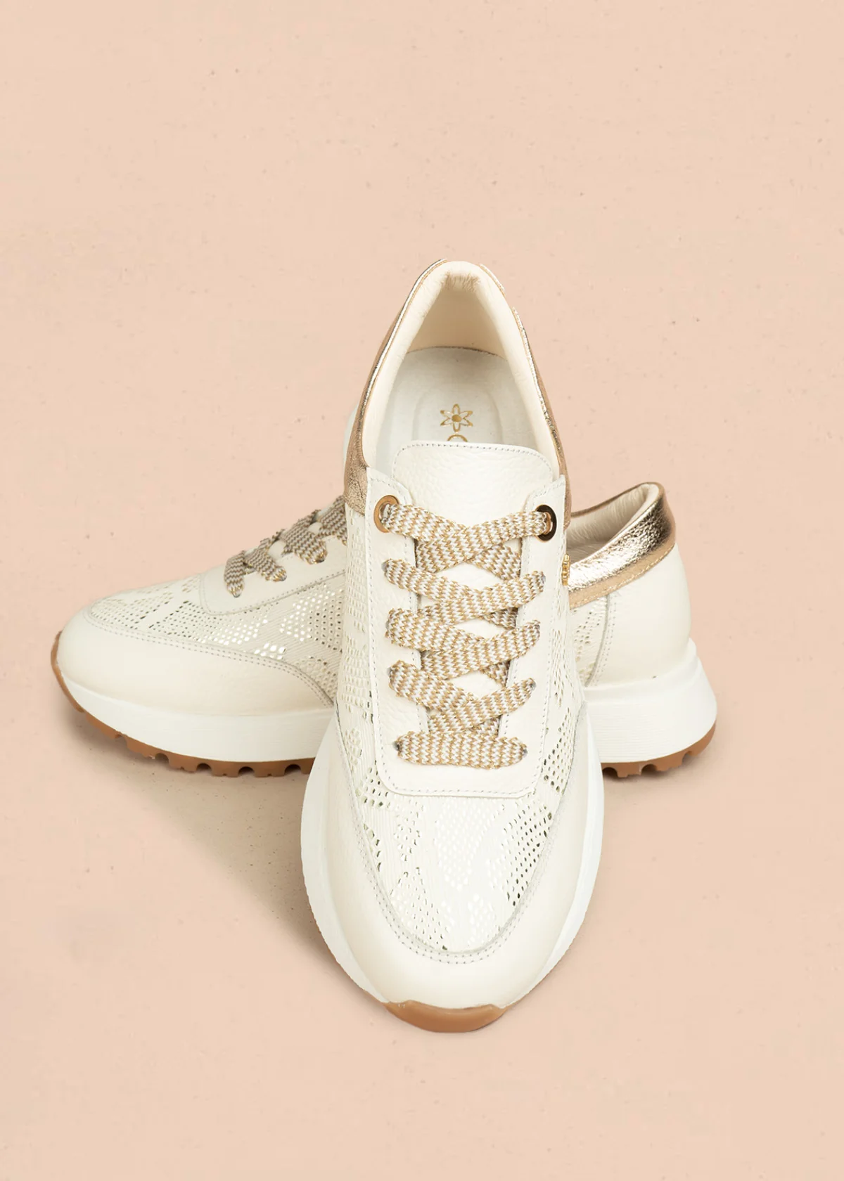Tenis casuales de cuero color talco con detalles dorados 106485 - Image 2