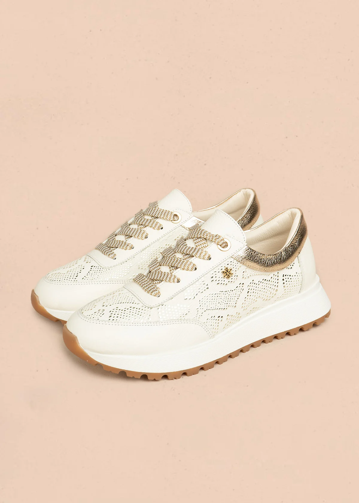 Tenis casuales de cuero color talco con detalles dorados 106485 - Image 3