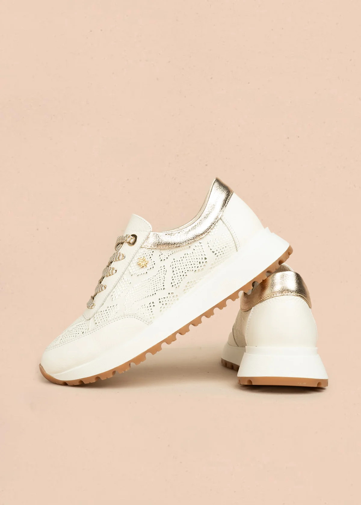 Tenis casuales de cuero color talco con detalles dorados 106485 - Image 4