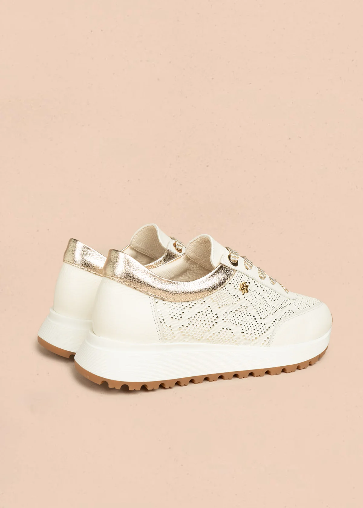 Tenis casuales de cuero color talco con detalles dorados 106485 - Image 5