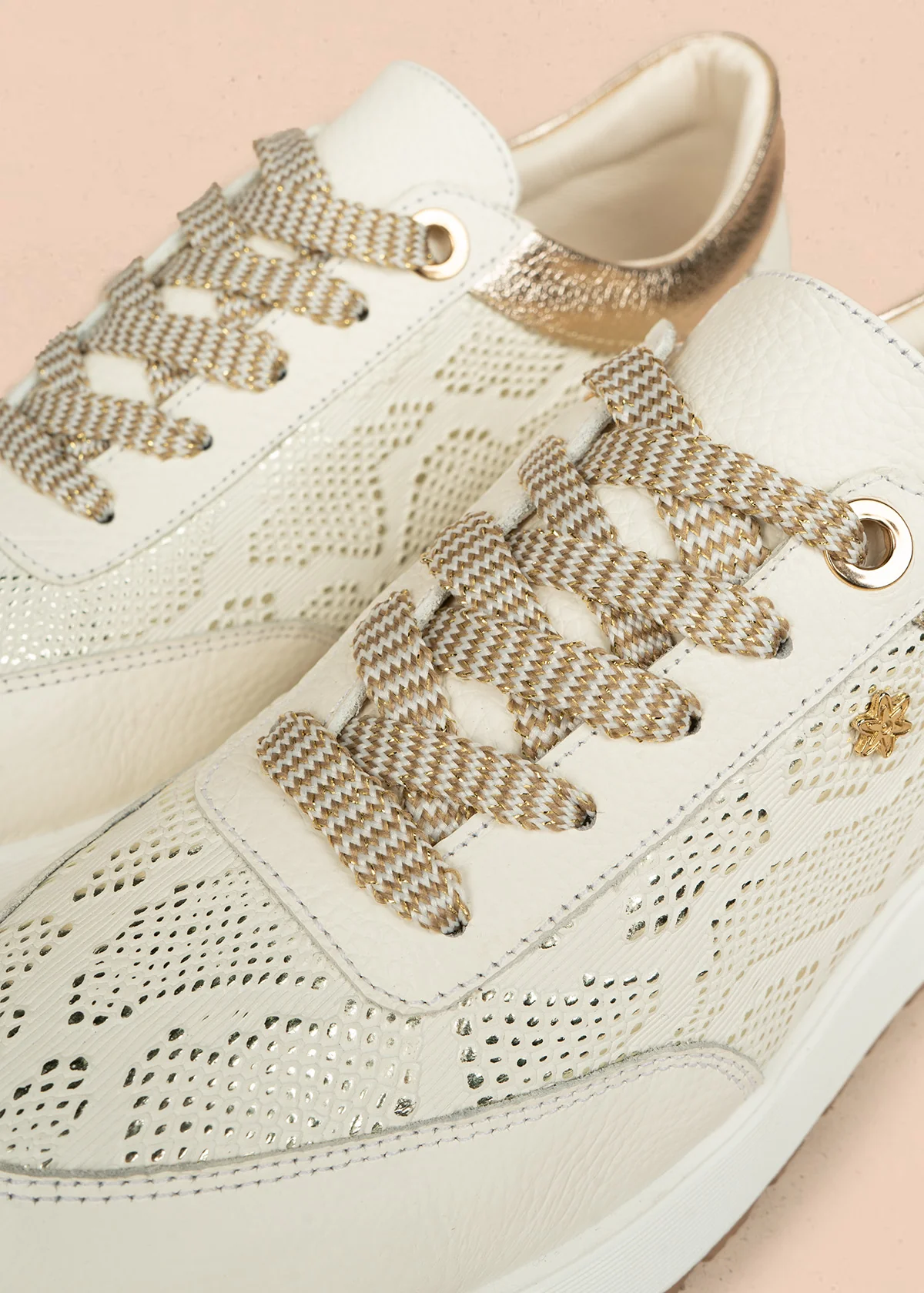 Tenis casuales de cuero color talco con detalles dorados 106485 - Image 6