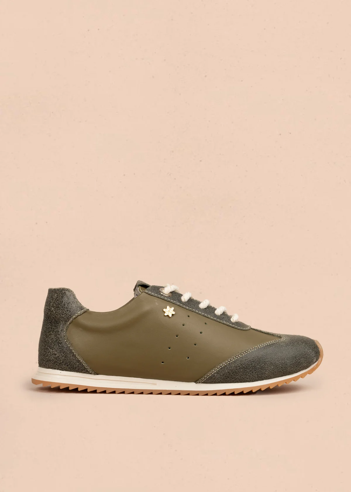 Tenis casuales en cuero color verde con gamuza 106030