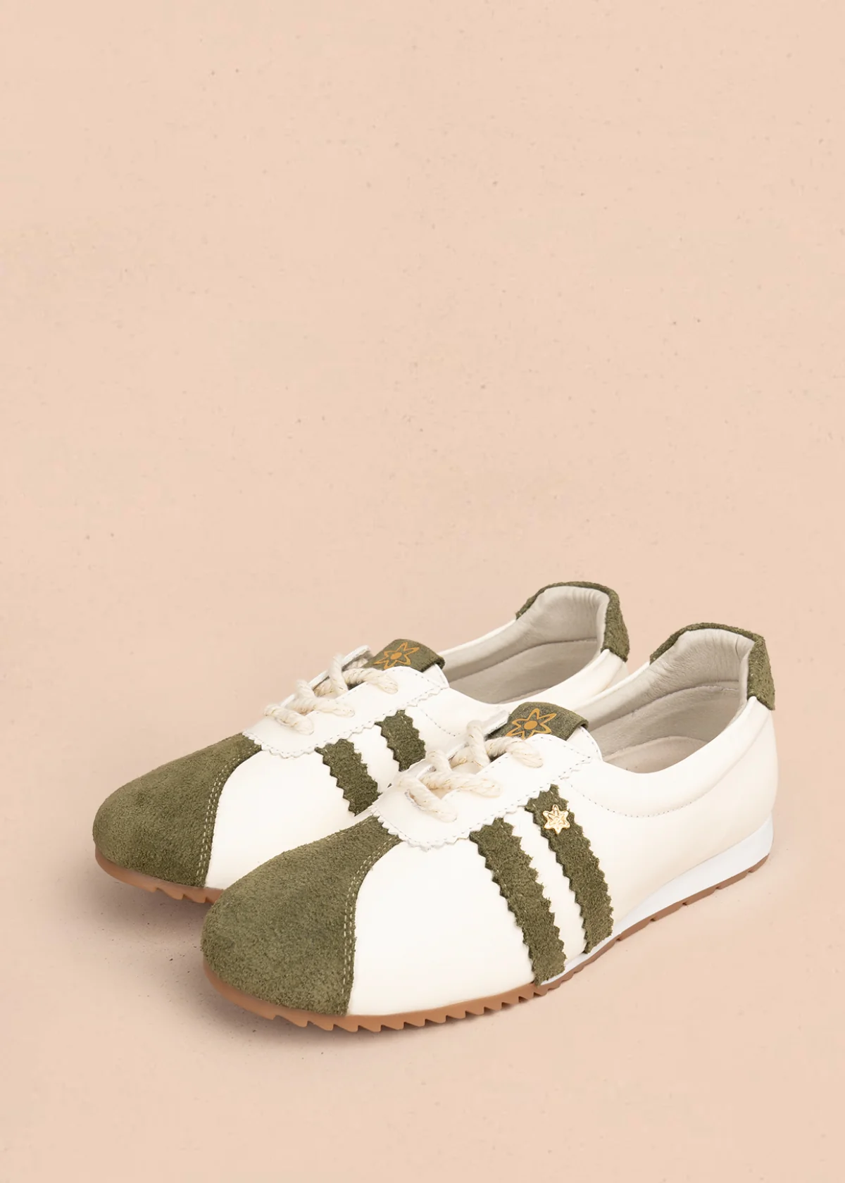 Deportivo en cuero color verde estilo clásico y doble franja lateral 106031 - Image 4