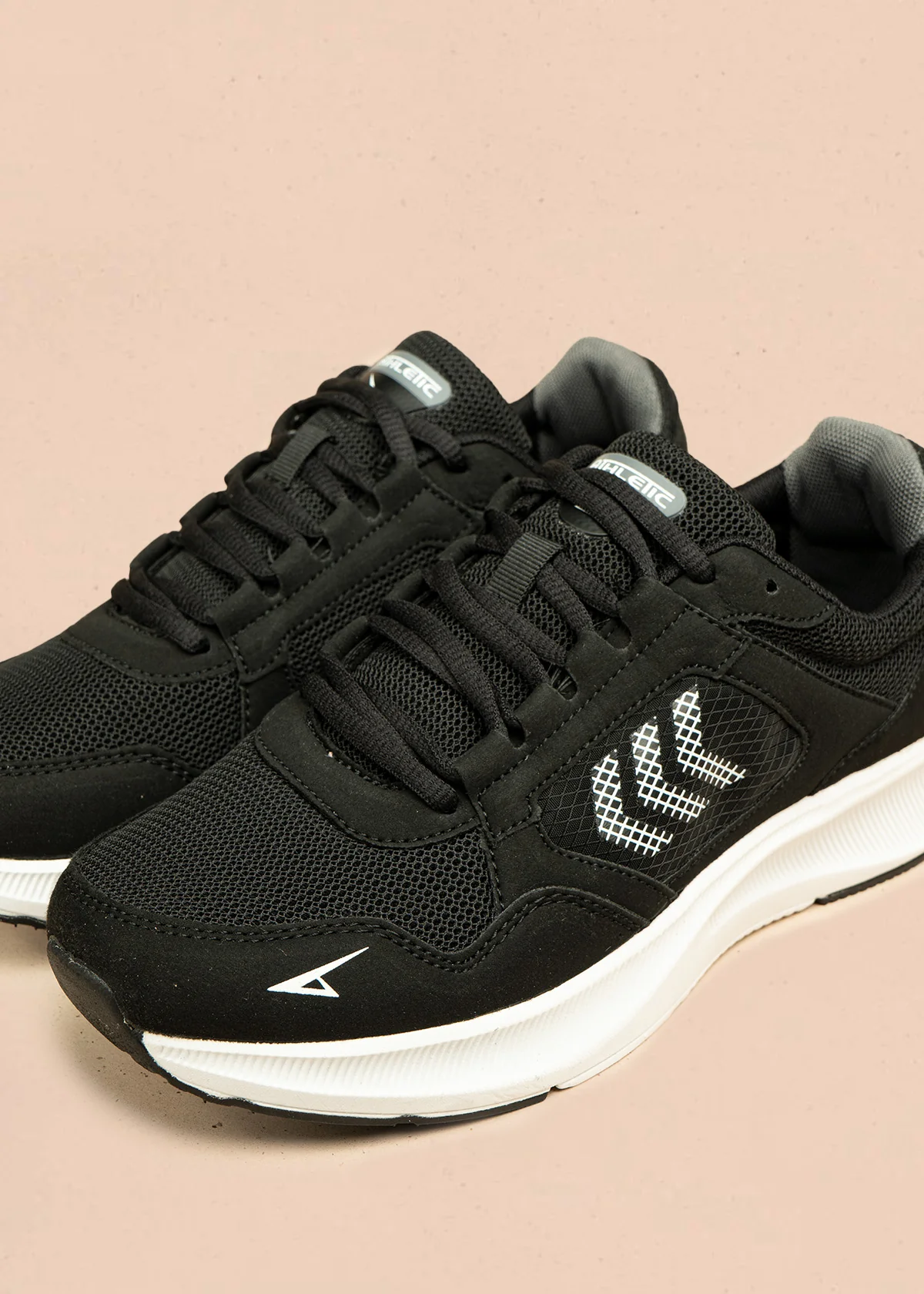 Tenis deportivos color negro blanco con malla en capellada 106444 - Image 2