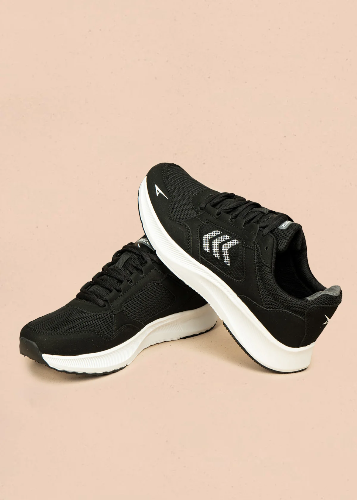 Tenis deportivos color negro blanco con malla en capellada 106444 - Image 5