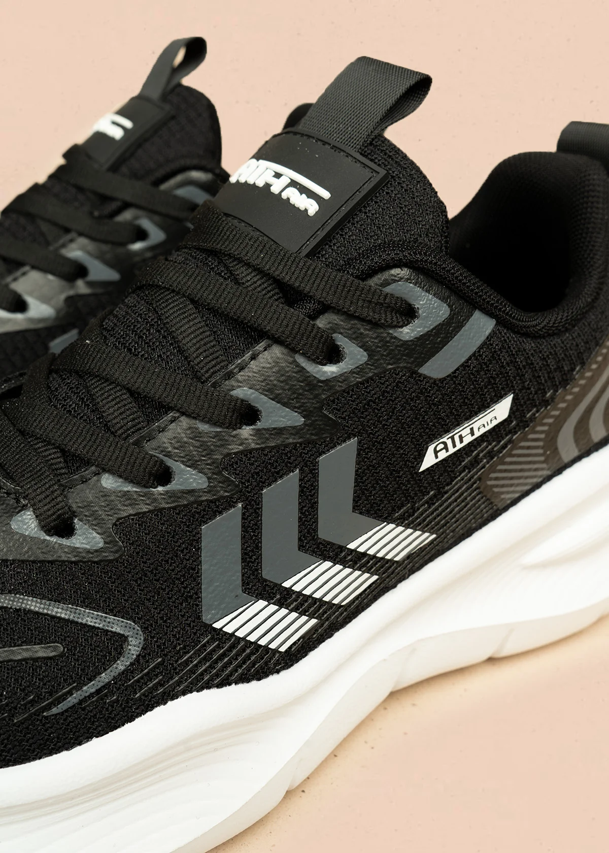 Tenis deportivos color negro con suela blanca y detalles grises 106448 - Image 2