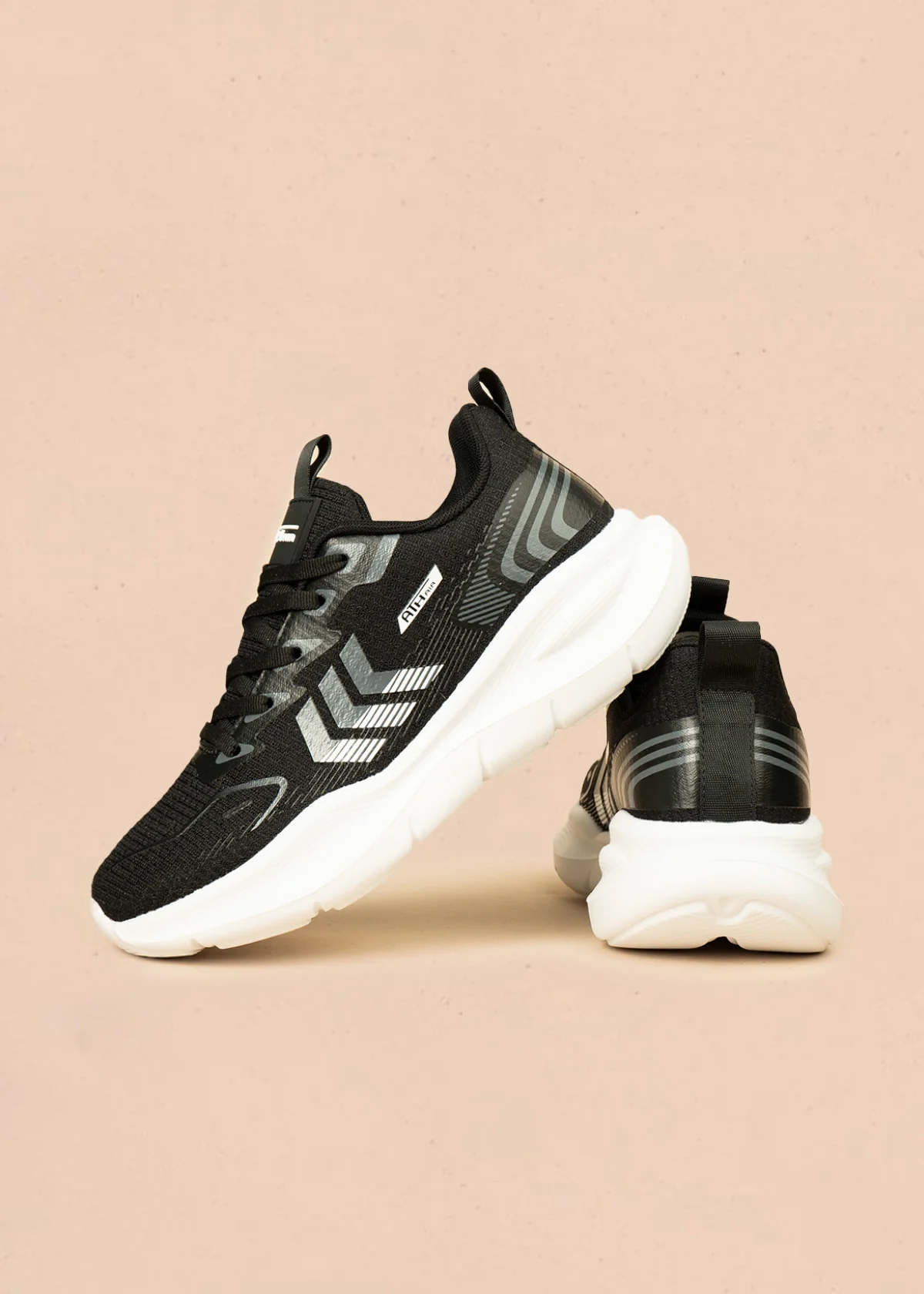 Tenis deportivos color negro con suela blanca y detalles grises 106448 - Image 5