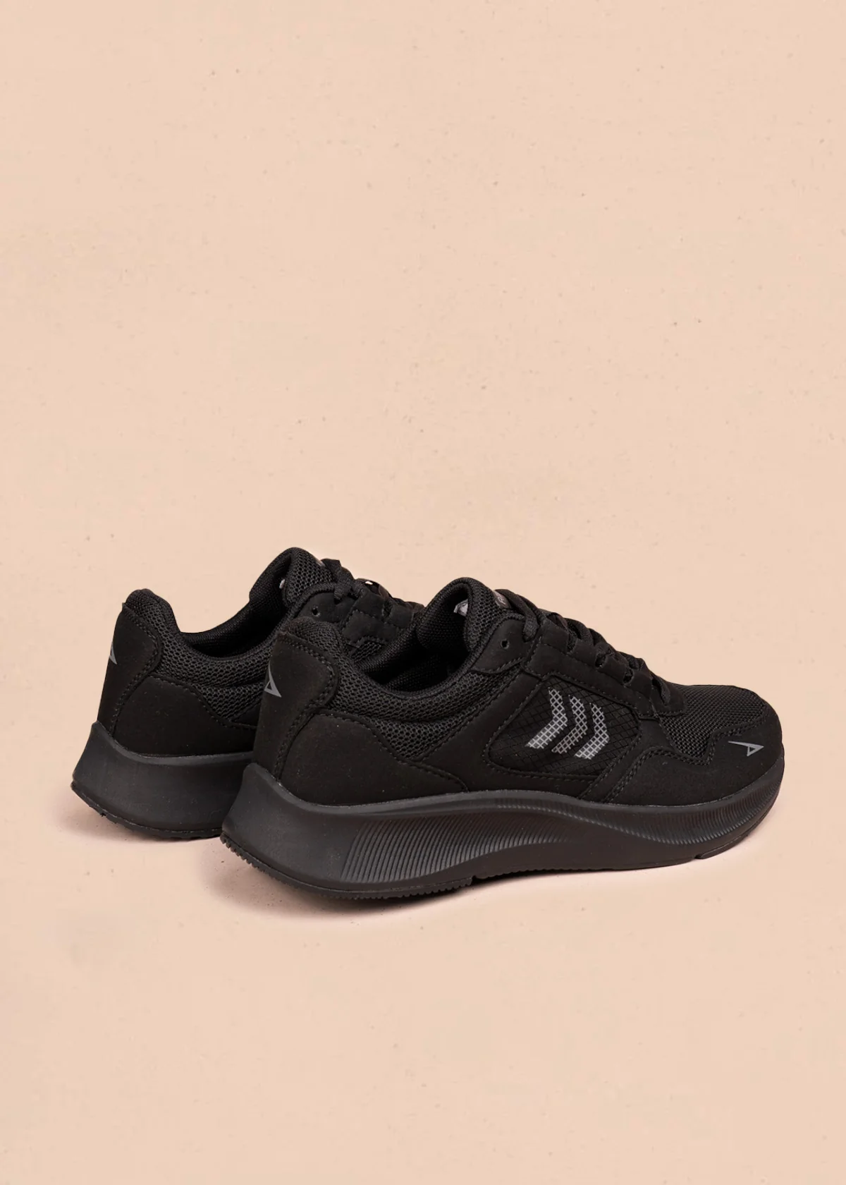 Tenis deportivos color negro con malla en capellada 106444 - Image 4