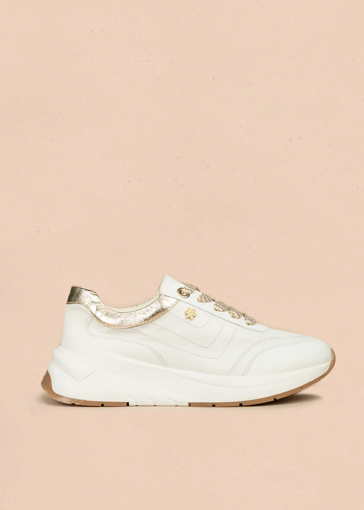 Tenis deportivos de cuero color blanco con bordes champaña 106470