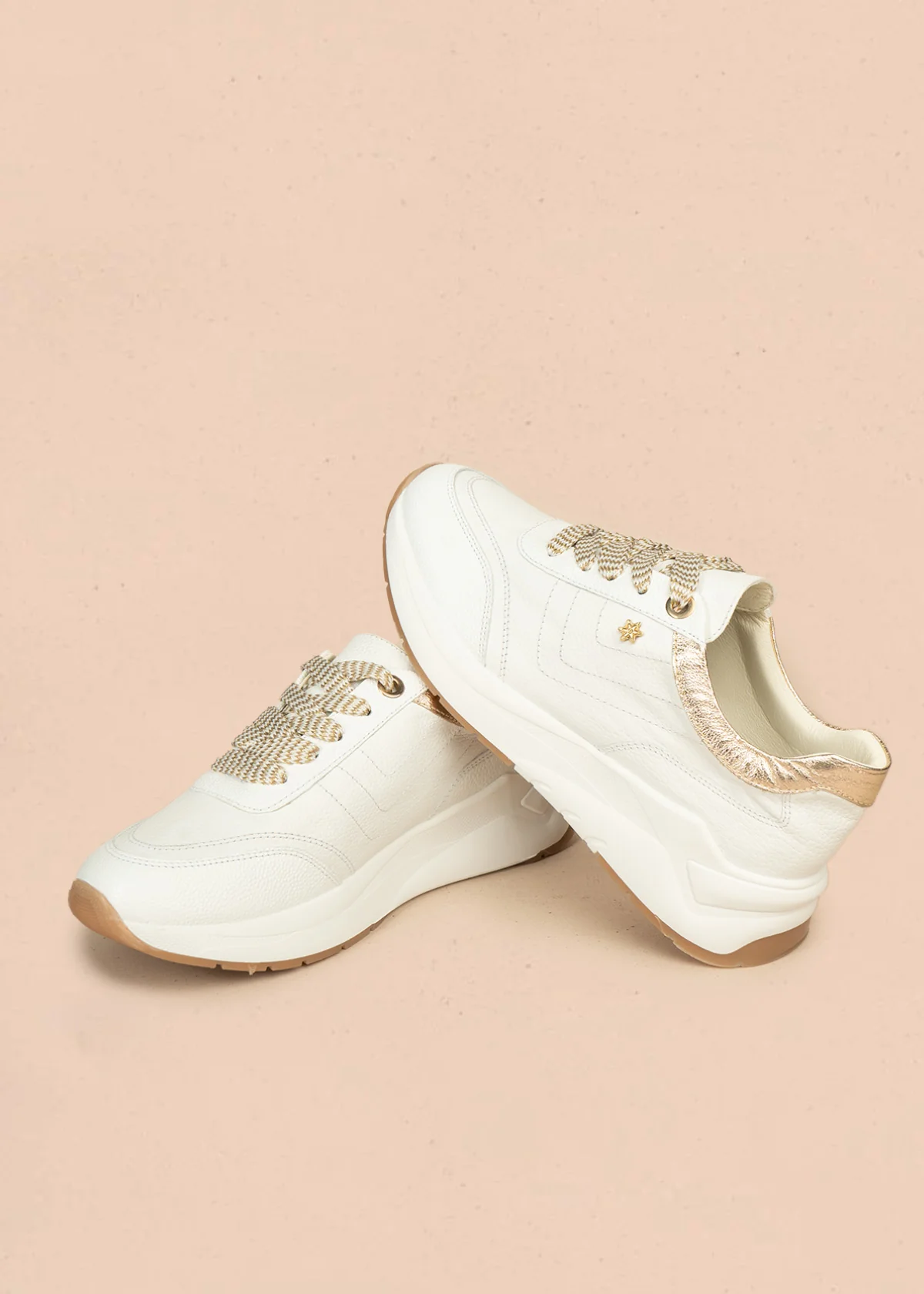 Tenis deportivos de cuero color blanco con bordes champaña 106470 - Image 2