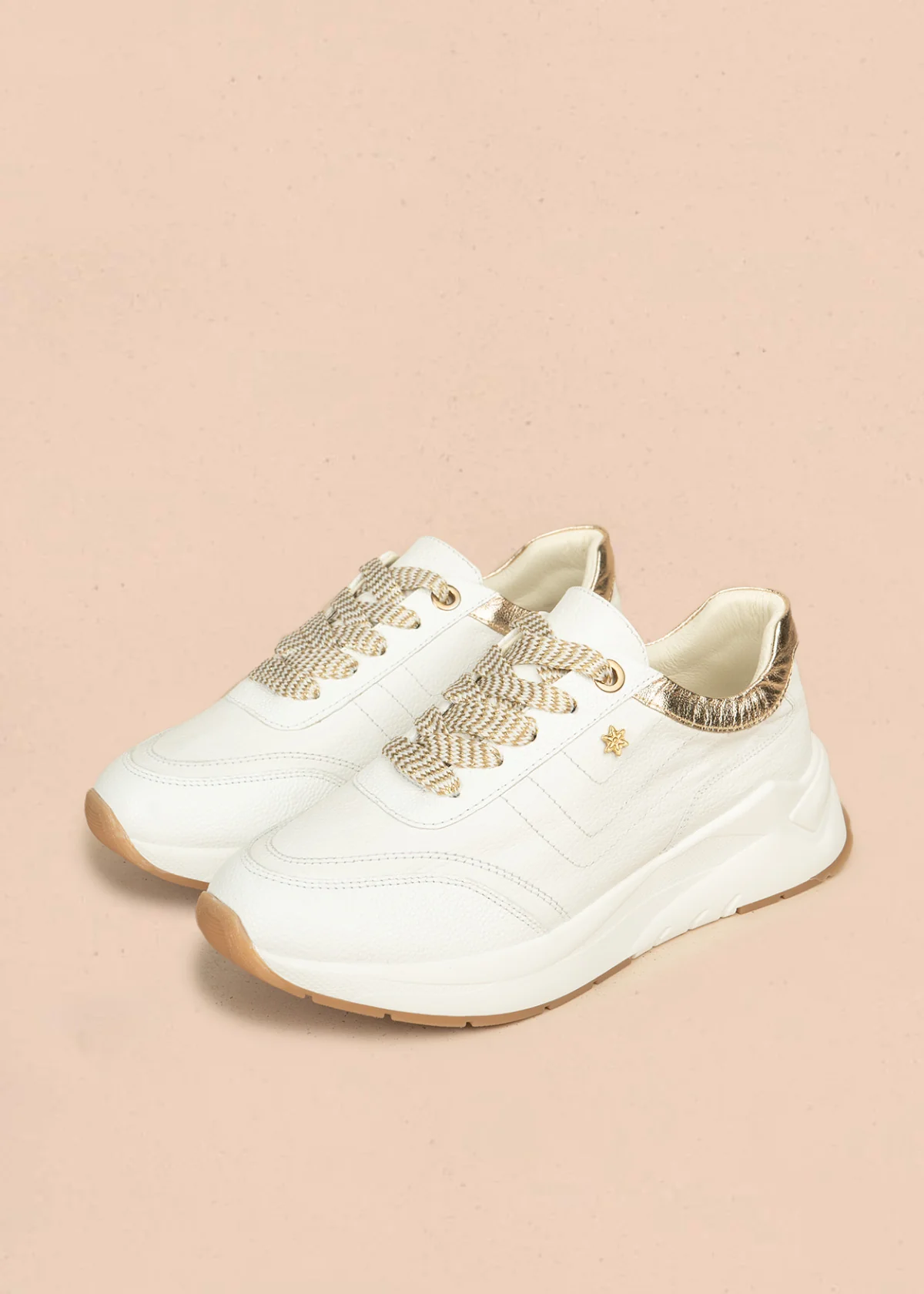 Tenis deportivos de cuero color blanco con bordes champaña 106470 - Image 3