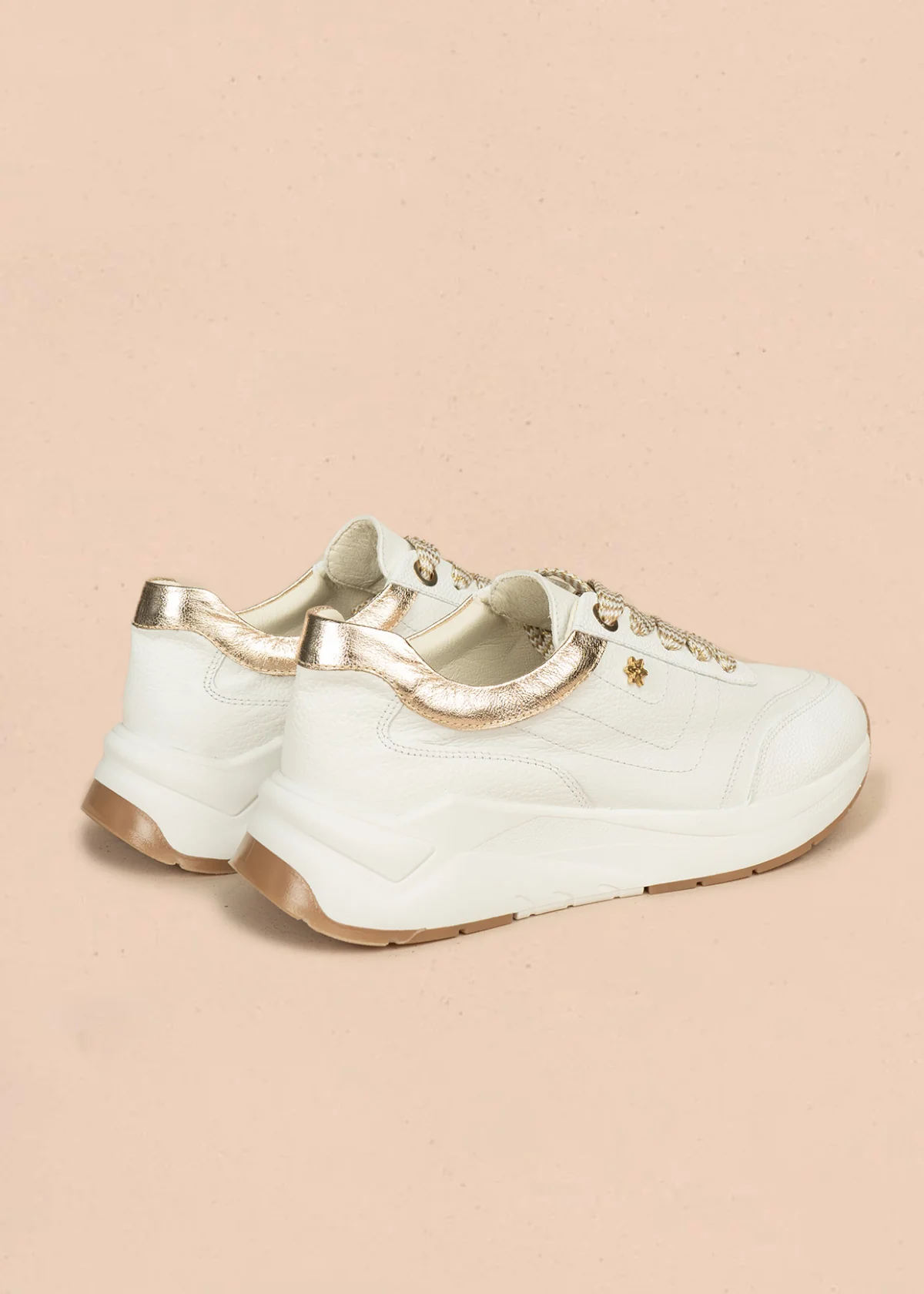 Tenis deportivos de cuero color blanco con bordes champaña 106470 - Image 5