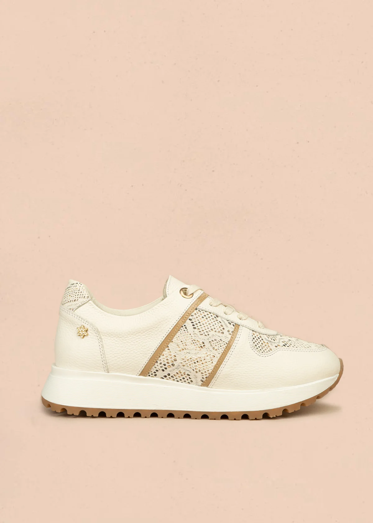 Tenis deportivos de cuero color talco con folia textura reptil 106496