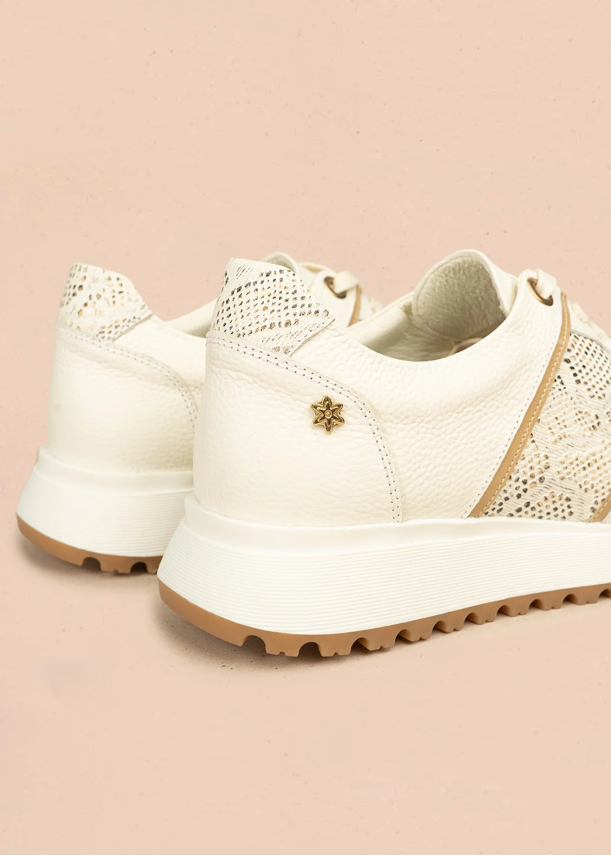 Tenis deportivos de cuero color talco con folia textura reptil 106496 - Image 4